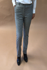 Pantalon droit pour femme

   Fabrication Française

65% Polyester, 33% Viscose, 2% Elasthane


	Pantalon droit
	Poches italiennes
	Taille