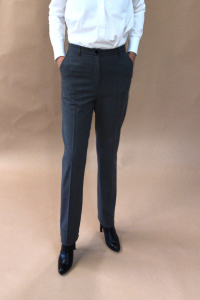 Pantalon droit pour femme

   Fabrication Française

96% Laine, 4% Elasthane


	Pantalon droit
	Poches italiennes
	Taille