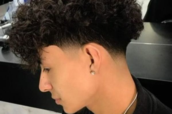 Coiffeur pour coupe de cheveux blowout taper
